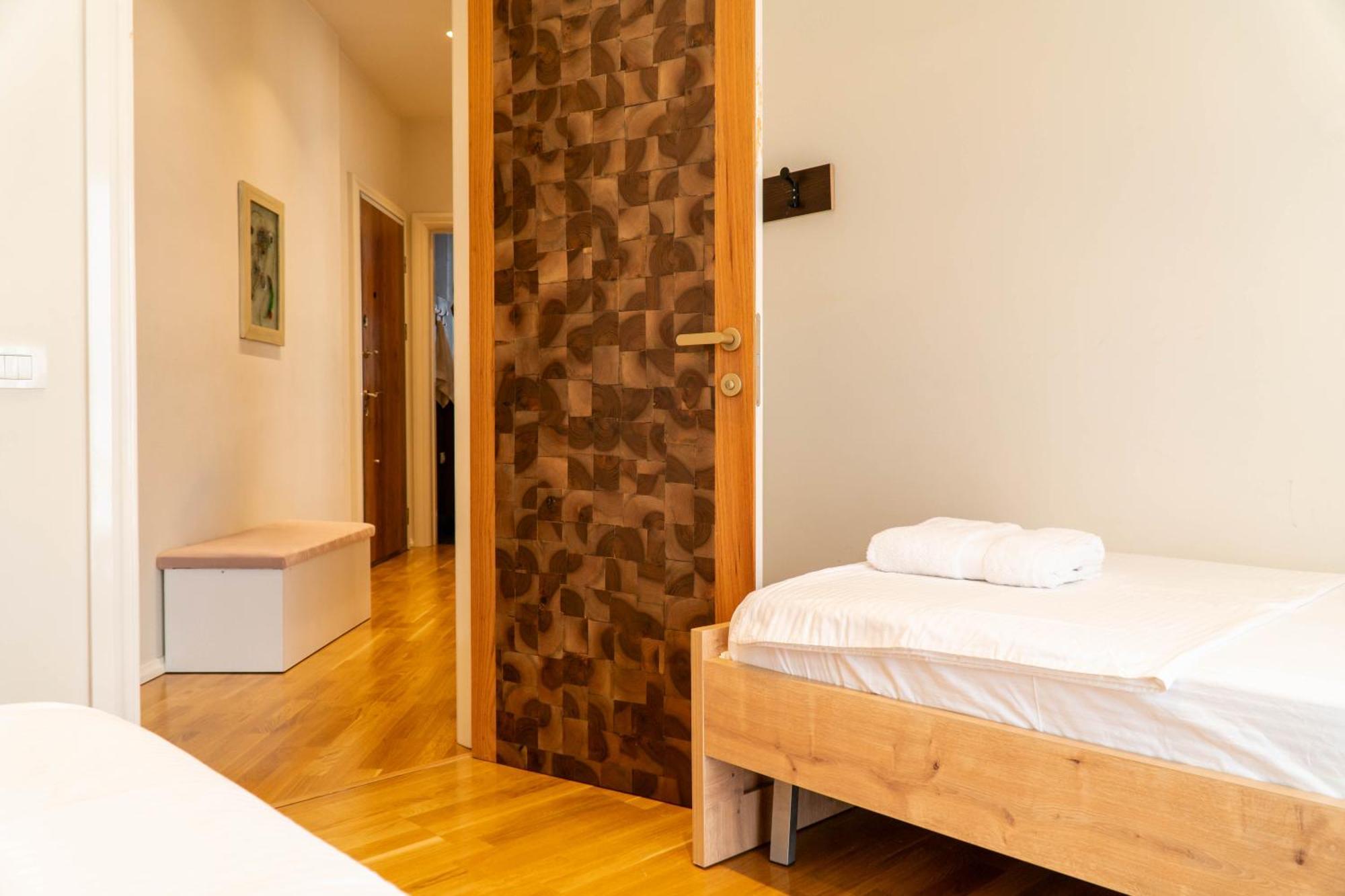 Signature 12 Tirana